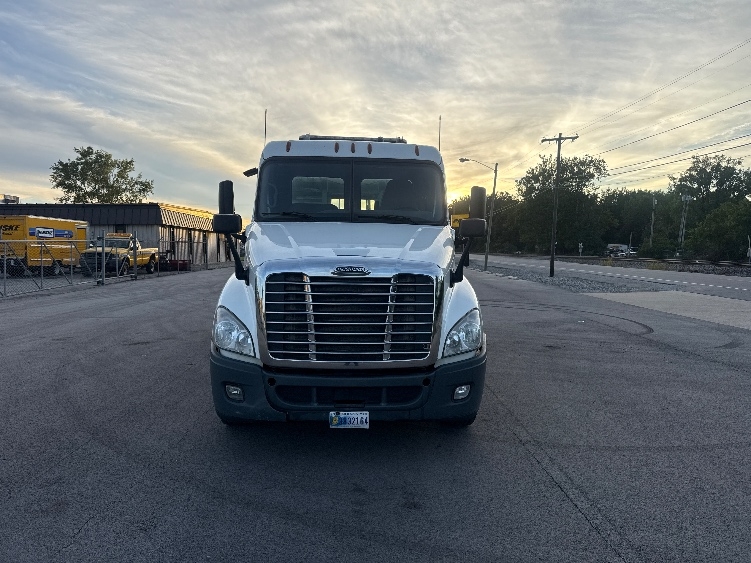 2020 Freightliner Cascadia in Chicago (Melrose Park), IL — photo 2
