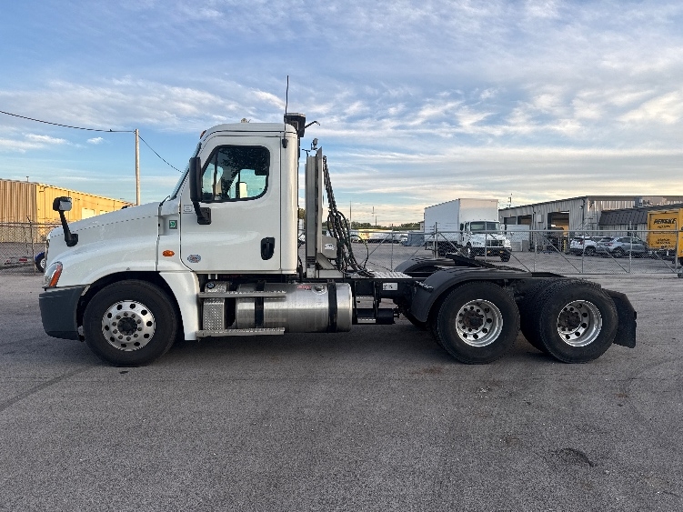 2020 Freightliner Cascadia in Chicago (Melrose Park), IL — photo 4