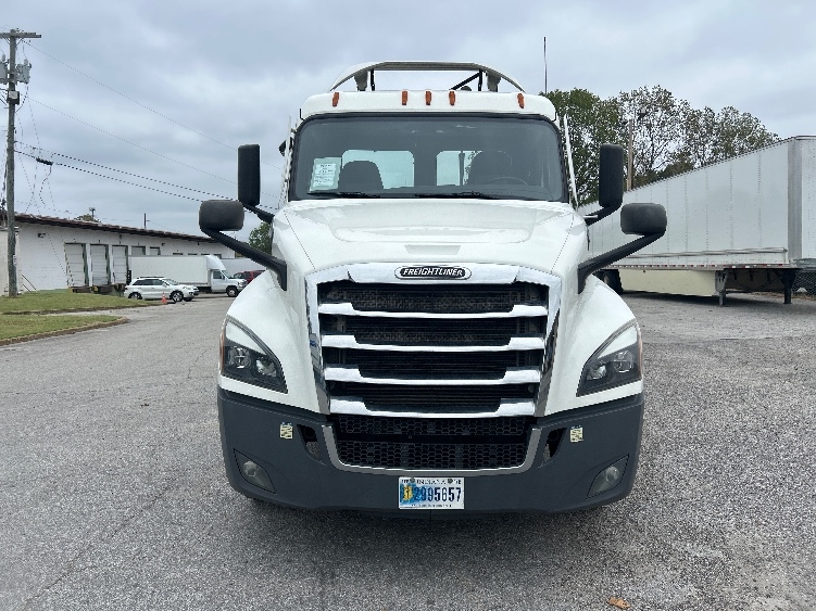 2021 Freightliner Cascadia in Memphis, TN — photo 2
