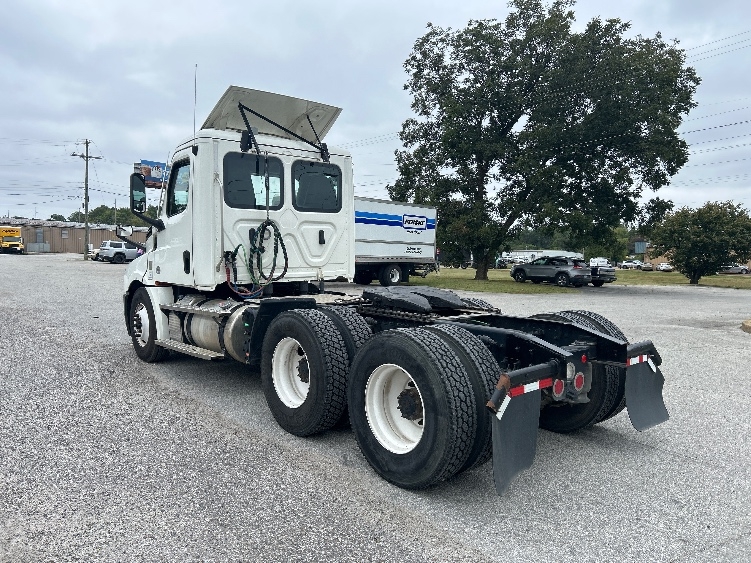 2021 Freightliner Cascadia in Memphis, TN — photo 5