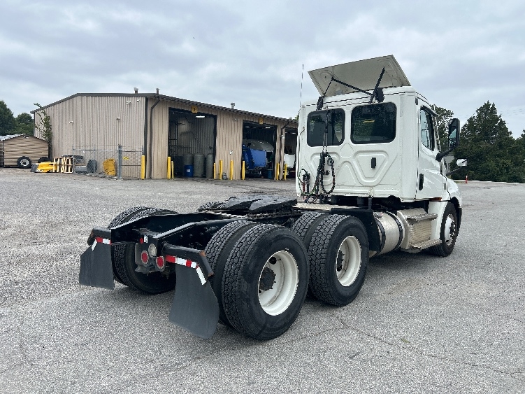 2021 Freightliner Cascadia in Memphis, TN — photo 7