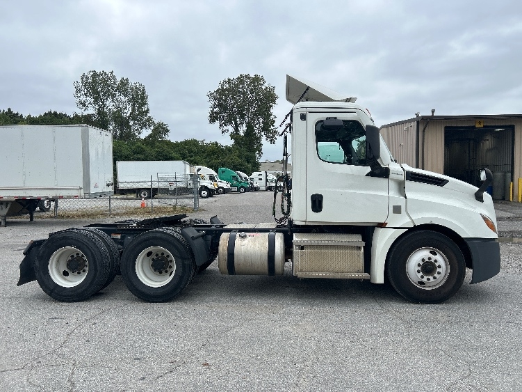 2021 Freightliner Cascadia in Memphis, TN — photo 8
