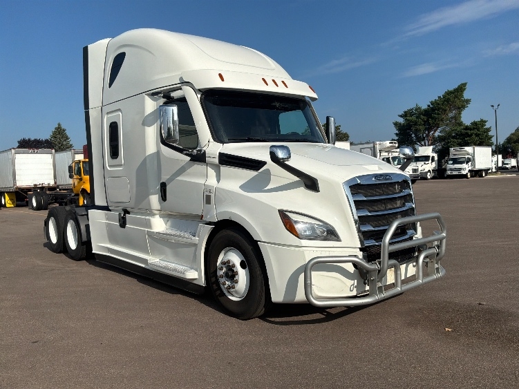 2021 Freightliner Cascadia in Brooklyn Park, MN