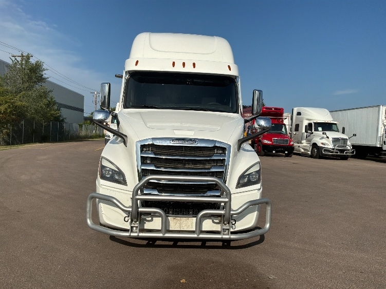 2021 Freightliner Cascadia in Brooklyn Park, MN — photo 2