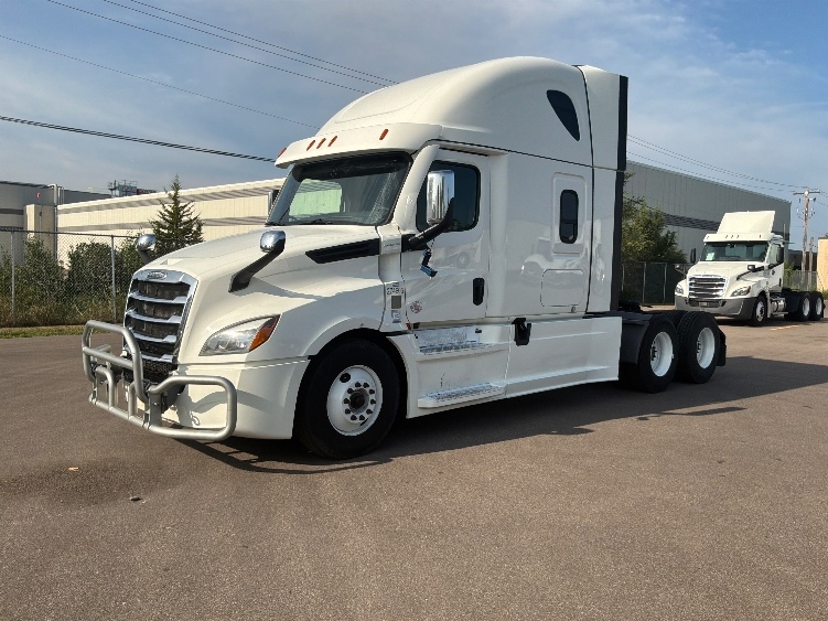 2021 Freightliner Cascadia in Brooklyn Park, MN — photo 3