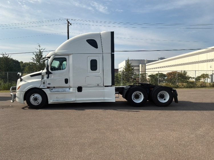 2021 Freightliner Cascadia in Brooklyn Park, MN — photo 4