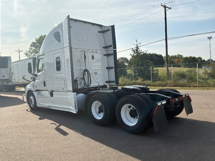 2021 Freightliner Cascadia in Brooklyn Park, MN — photo 5
