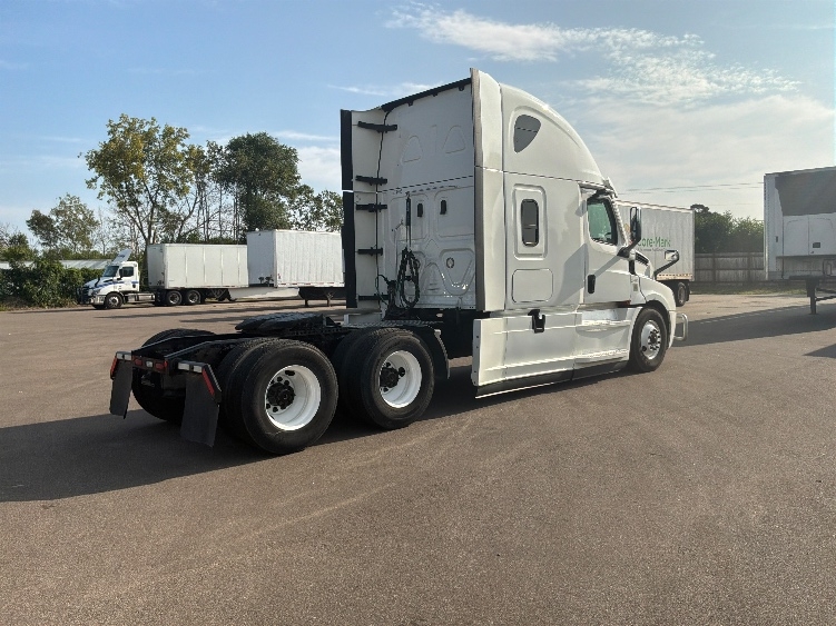 2021 Freightliner Cascadia in Brooklyn Park, MN — photo 7