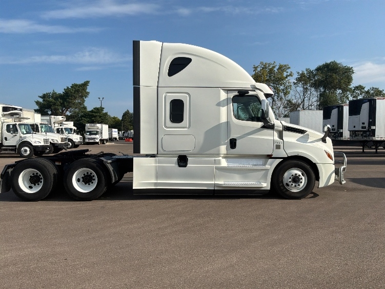 2021 Freightliner Cascadia in Brooklyn Park, MN — photo 8