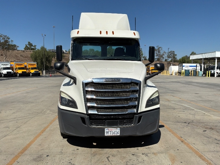 2018 Freightliner Cascadia in Fontana, CA — photo 2