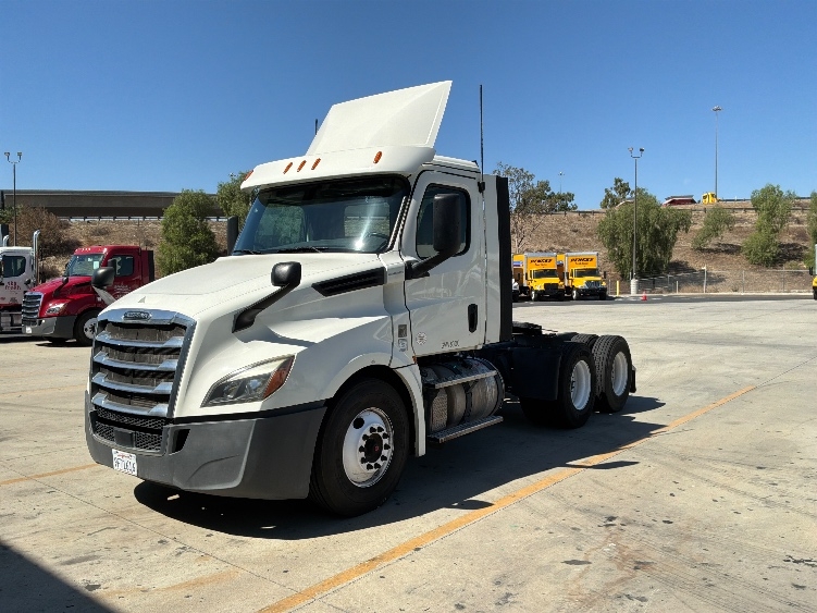 2018 Freightliner Cascadia in Fontana, CA — photo 3