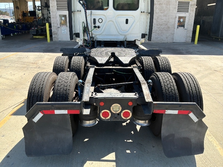 2018 Freightliner Cascadia in Fontana, CA — photo 6