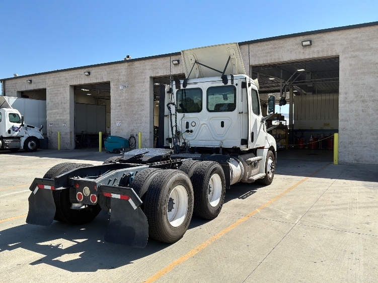 2018 Freightliner Cascadia in Fontana, CA — photo 7