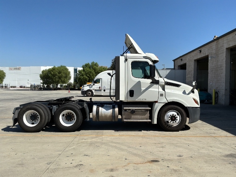 2018 Freightliner Cascadia in Fontana, CA — photo 8