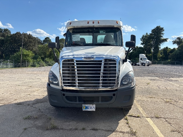 2020 Freightliner Cascadia in Birmingham, AL — photo 2