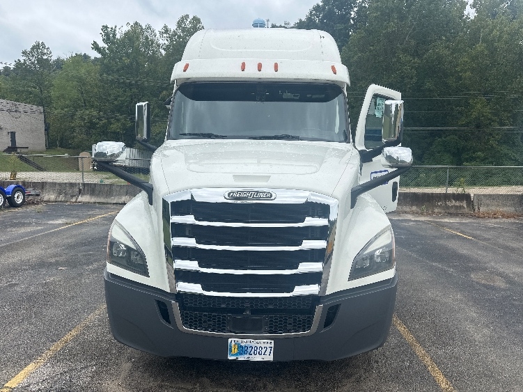 2020 Freightliner Cascadia in Huntington, WV — photo 2