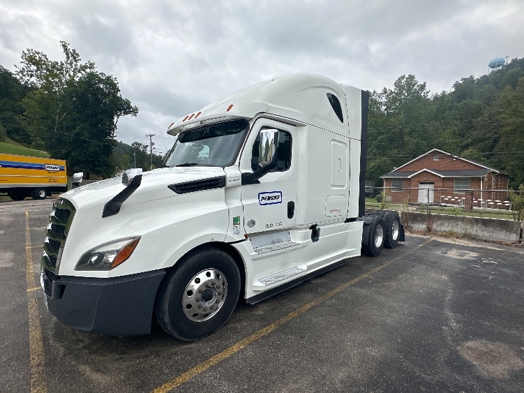 2020 Freightliner Cascadia in Huntington, WV — photo 3