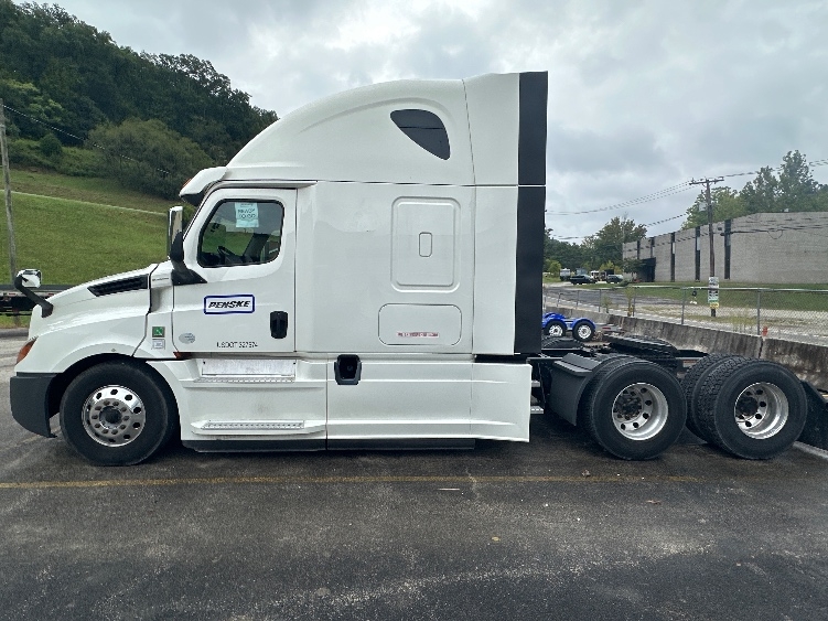 2020 Freightliner Cascadia in Huntington, WV — photo 4