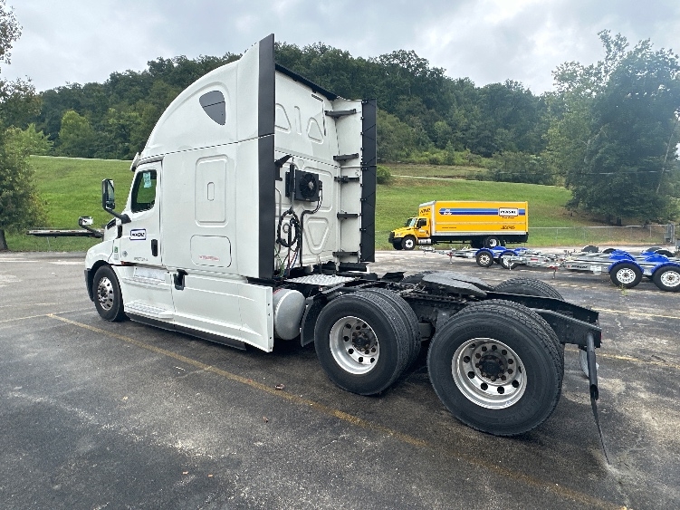 2020 Freightliner Cascadia in Huntington, WV — photo 5