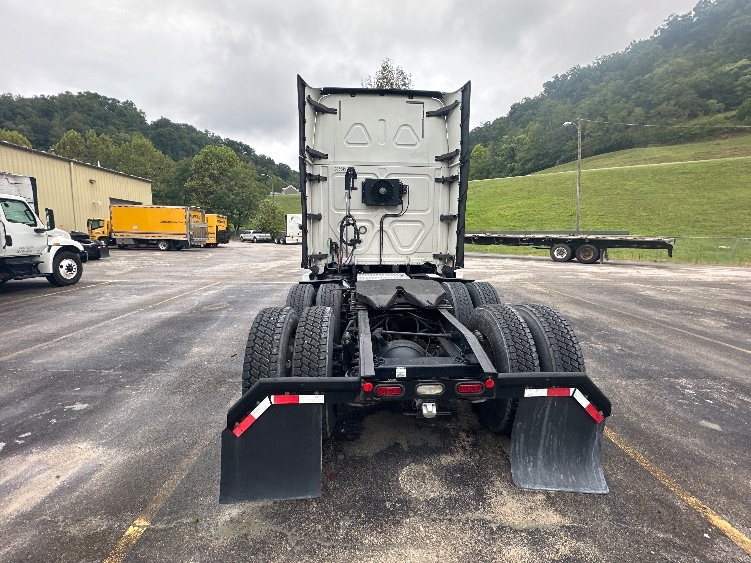 2020 Freightliner Cascadia in Huntington, WV — photo 6