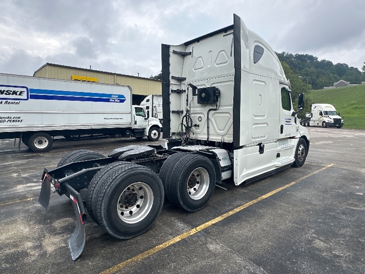 2020 Freightliner Cascadia in Huntington, WV — photo 7