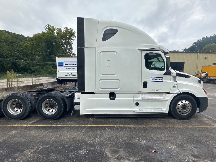 2020 Freightliner Cascadia in Huntington, WV — photo 8