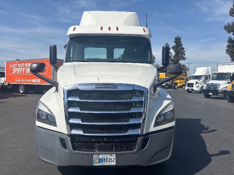 2020 Freightliner Cascadia in West Sacramento, CA — photo 2