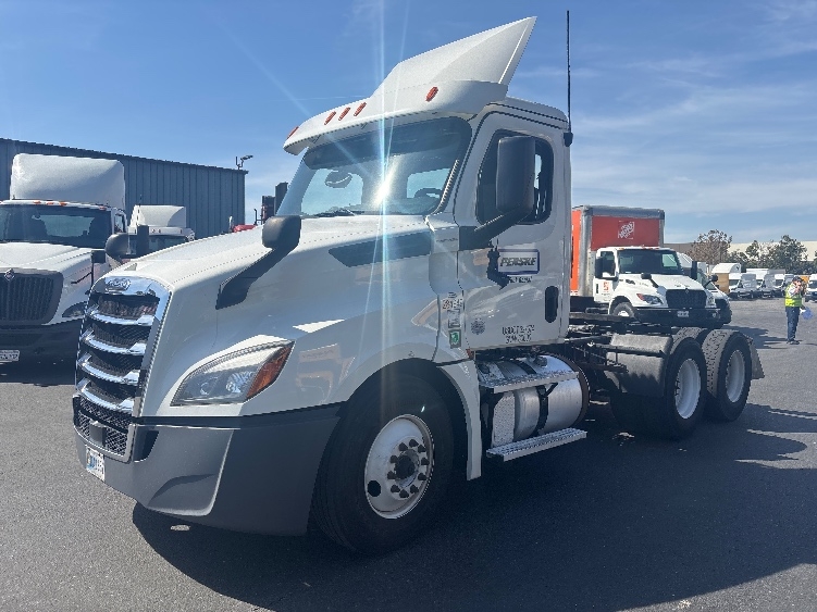 2020 Freightliner Cascadia in West Sacramento, CA — photo 3