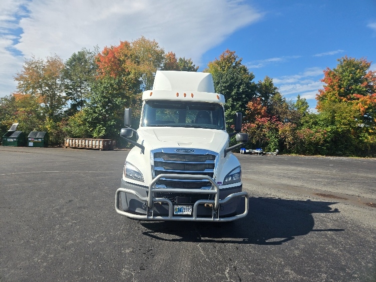 2020 Freightliner Cascadia in Clearfield, PA — photo 2