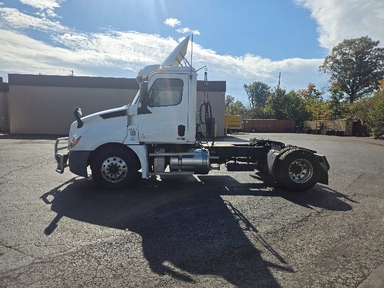 2020 Freightliner Cascadia in Clearfield, PA — photo 4