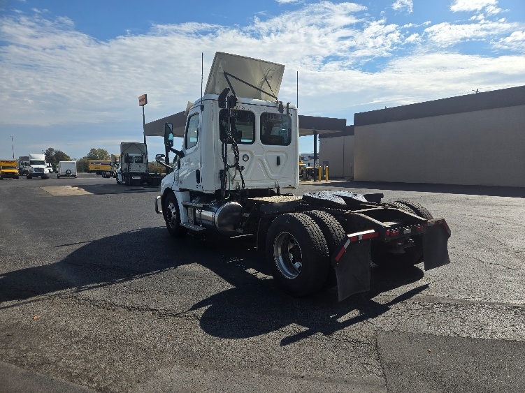 2020 Freightliner Cascadia in Clearfield, PA — photo 5