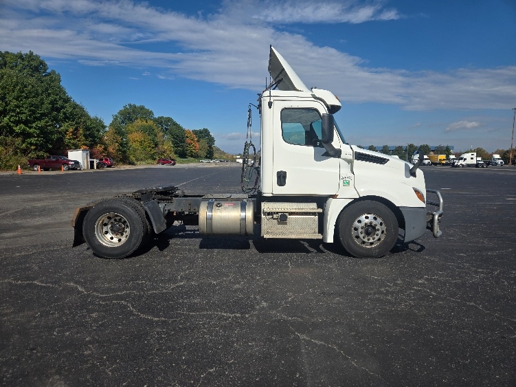 2020 Freightliner Cascadia in Clearfield, PA — photo 8