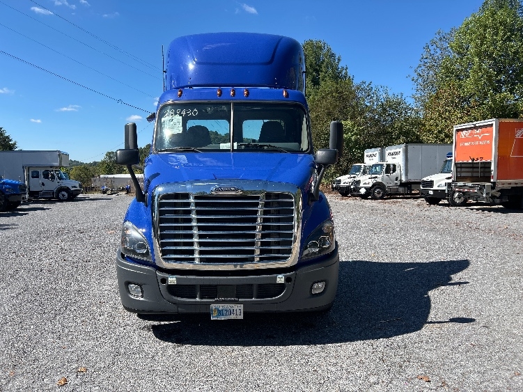 2020 Freightliner Cascadia in Cleveland, TN — photo 2