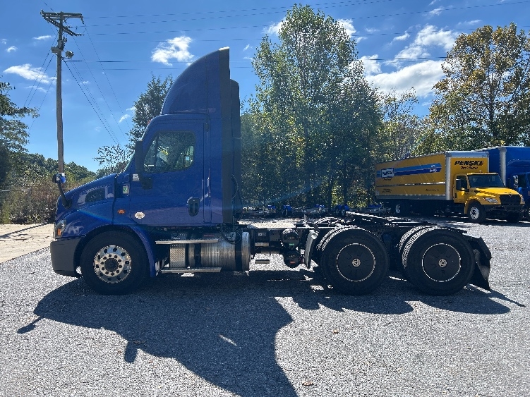 2020 Freightliner Cascadia in Cleveland, TN — photo 4