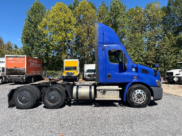 2020 Freightliner Cascadia in Cleveland, TN — photo 8