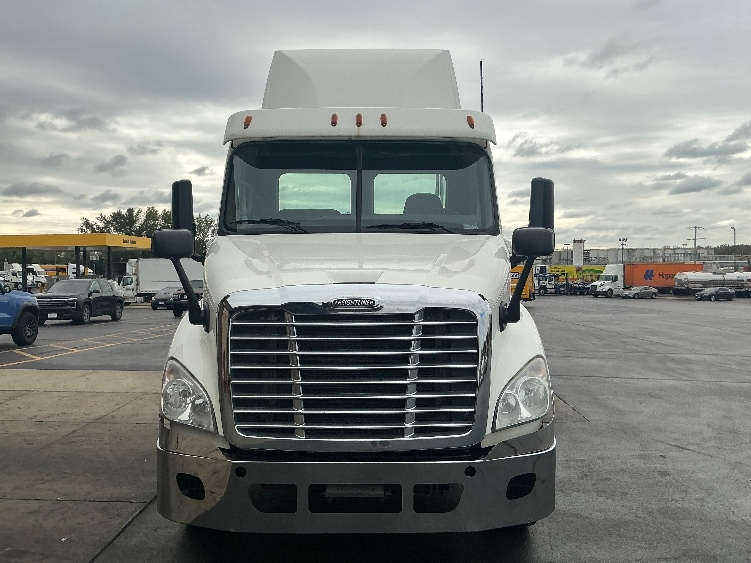 2020 Freightliner Cascadia in Melrose Park, IL — photo 2