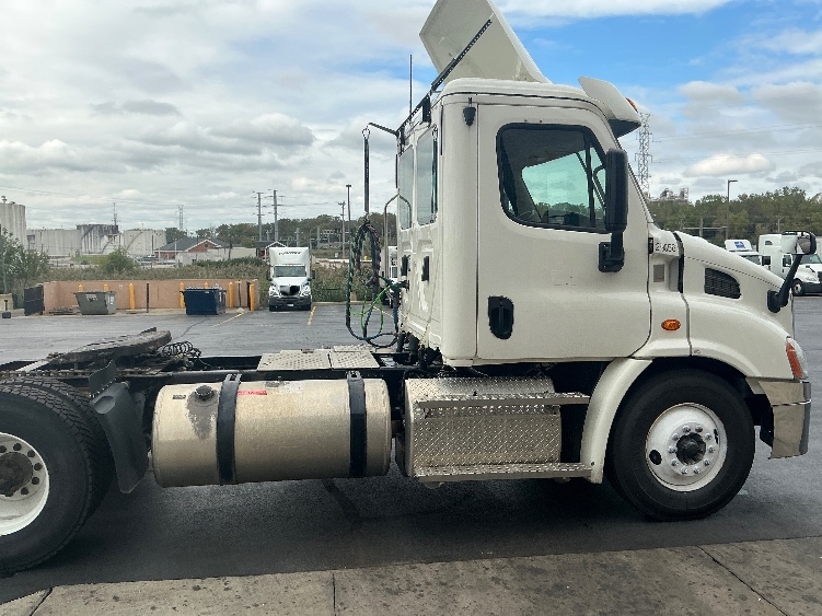 2020 Freightliner Cascadia in Melrose Park, IL — photo 8