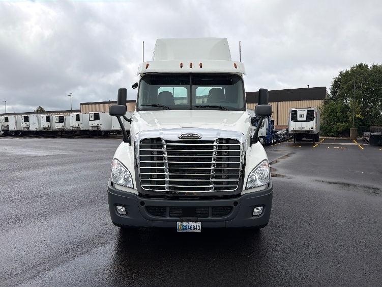 2020 Freightliner Cascadia in Sturtevant, WI — photo 2