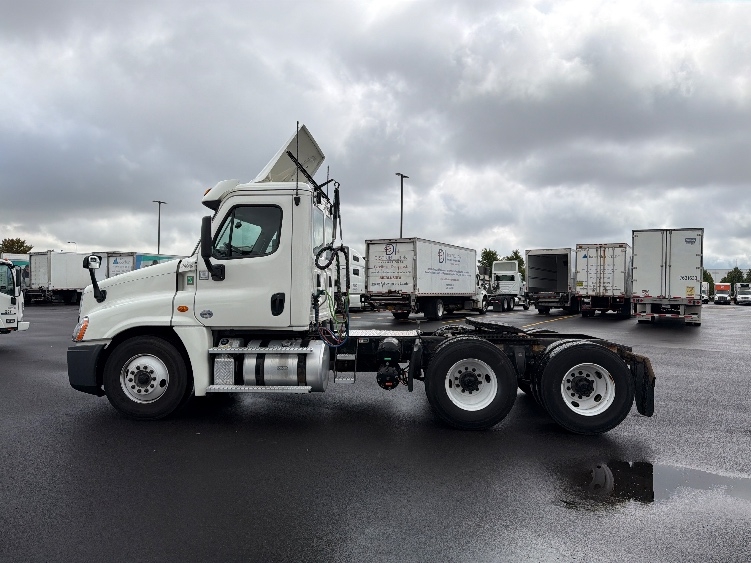 2020 Freightliner Cascadia in Sturtevant, WI — photo 4