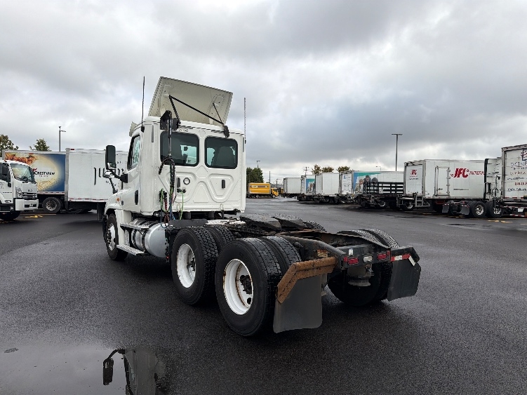 2020 Freightliner Cascadia in Sturtevant, WI — photo 5