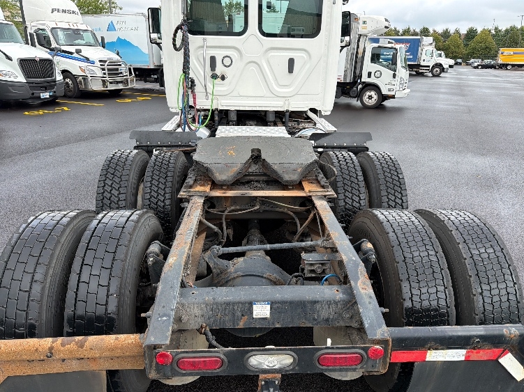 2020 Freightliner Cascadia in Sturtevant, WI — photo 6