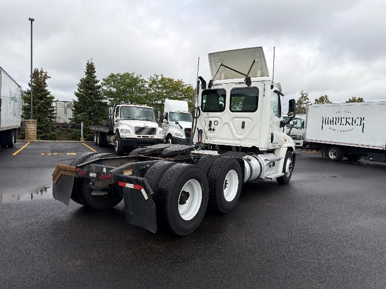 2020 Freightliner Cascadia in Sturtevant, WI — photo 7