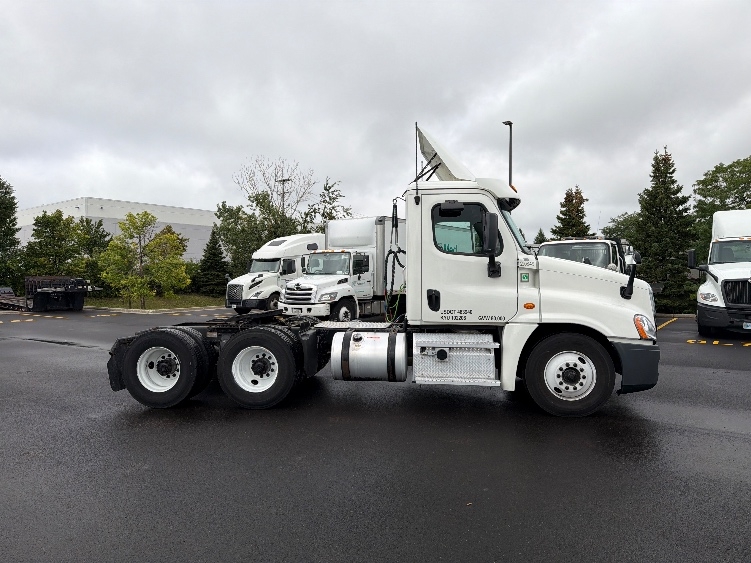 2020 Freightliner Cascadia in Sturtevant, WI — photo 8