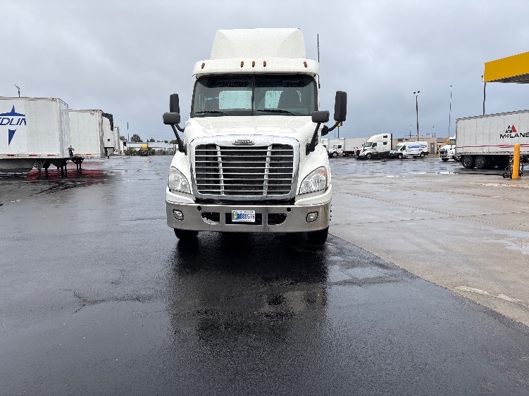 2020 Freightliner Cascadia in Columbus, OH — photo 2