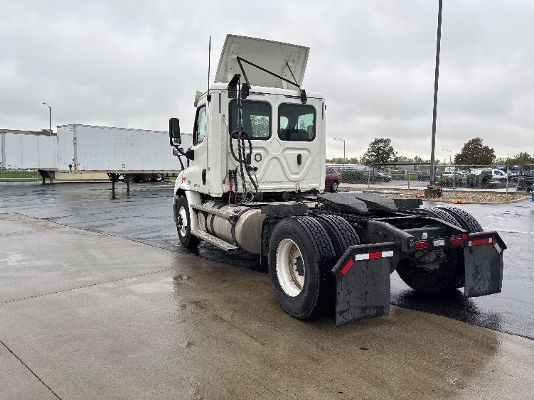 2020 Freightliner Cascadia in Columbus, OH — photo 5
