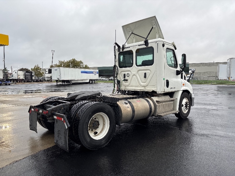 2020 Freightliner Cascadia in Columbus, OH — photo 7
