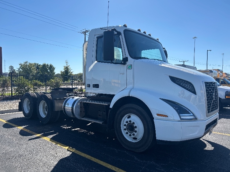 2020 Volvo VNR 640 in Melrose Park, IL