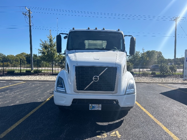2020 Volvo VNR 640 in Melrose Park, IL — photo 2