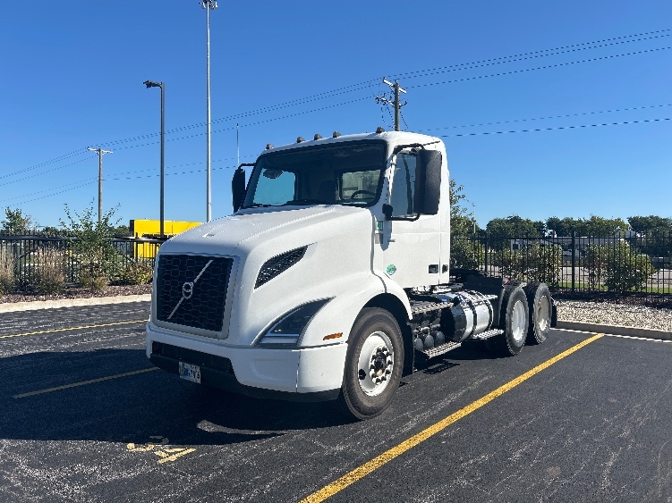 2020 Volvo VNR 640 in Melrose Park, IL — photo 3