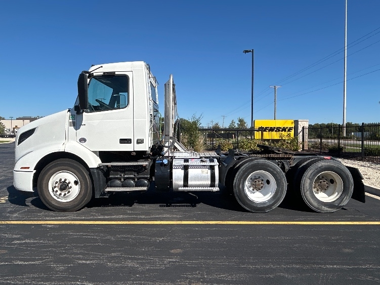 2020 Volvo VNR 640 in Melrose Park, IL — photo 4
